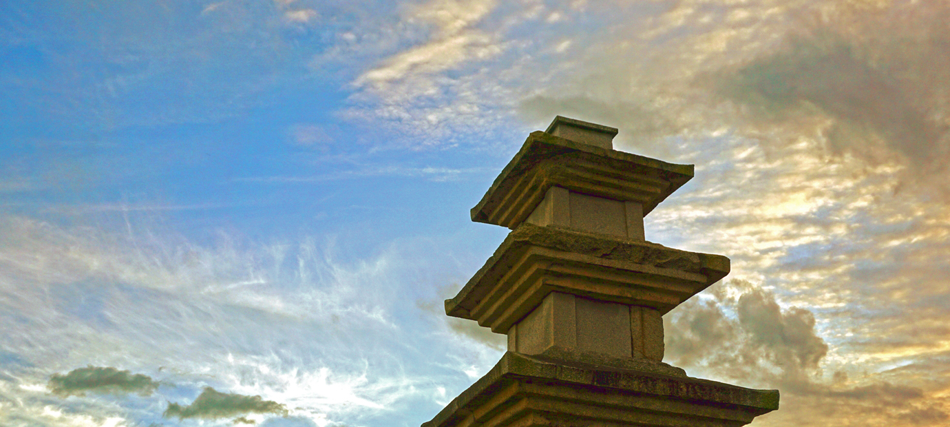 미탄사지 삼층석탑의 일몰 