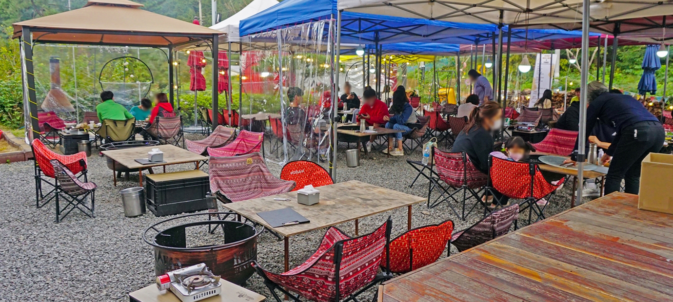 돈앤콩부인 야외 테이블 전경