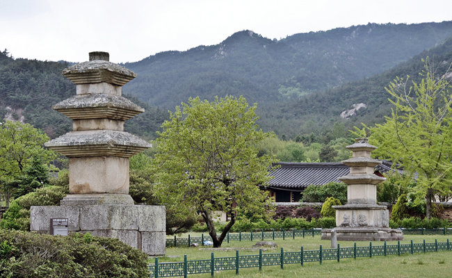 서출지와 남산동 동서삼층석탑