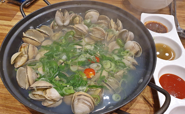 서빙된 물총조개탕