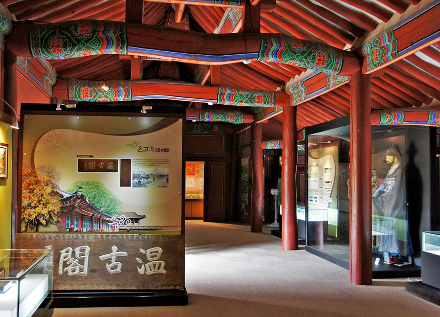 경주 문화원의 향토사료관과 종각