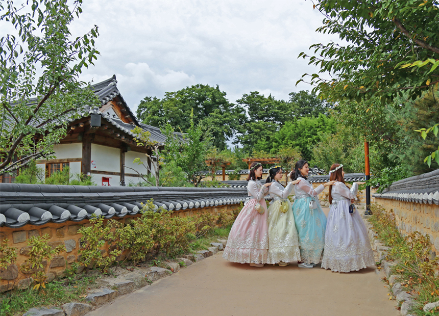 교촌한옥마을 돌담길