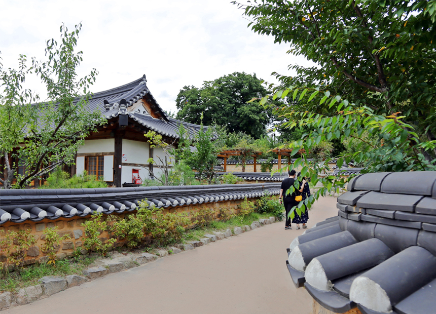 교촌한옥마을 돌담길