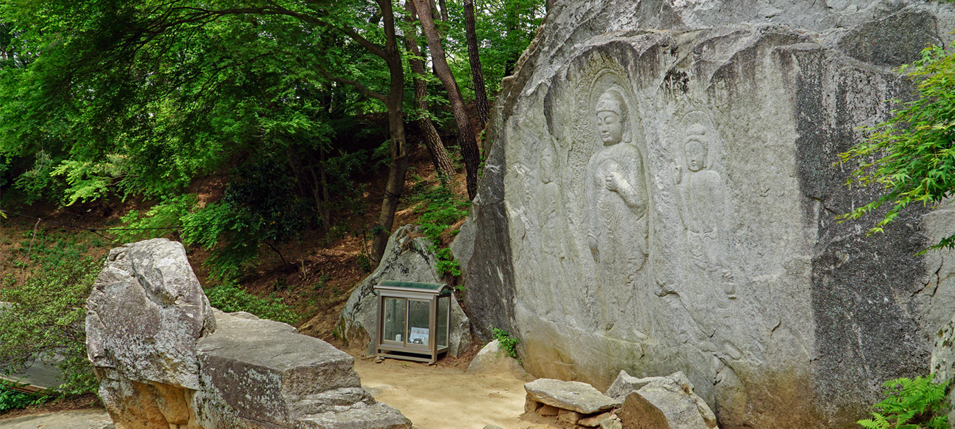 경주 율동 마애여래삼존입상 전경