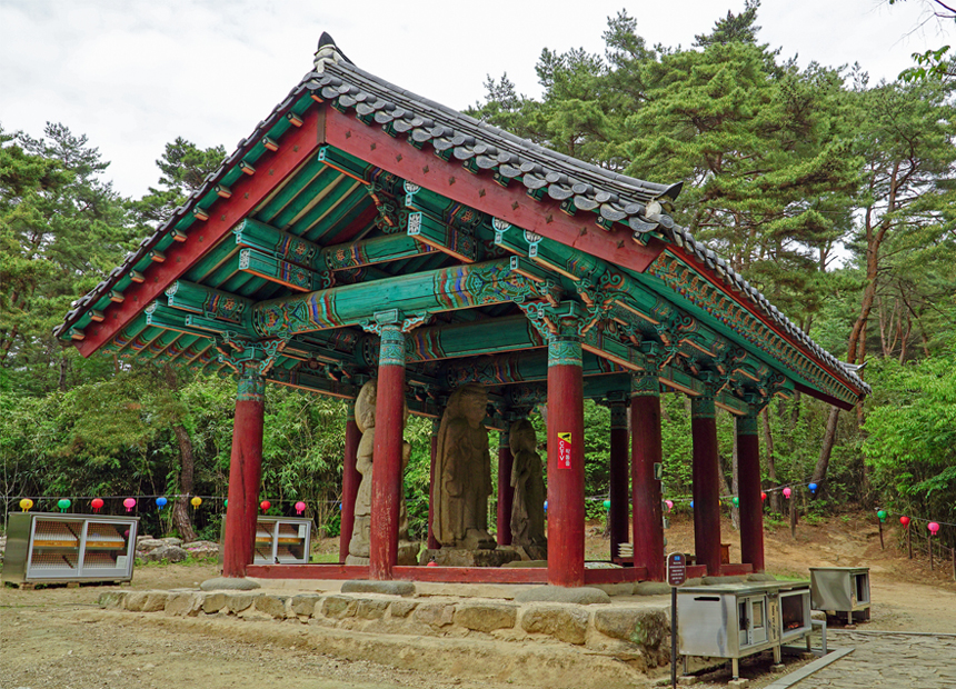 배동 석조여래삼존입상이 있는 삼불사 주변 풍광