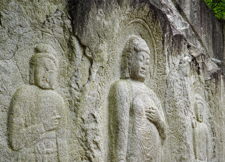 경주 율동 마애여래삼존입상