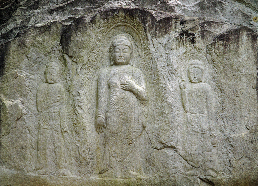 경주 율동 마애여래삼존입상
