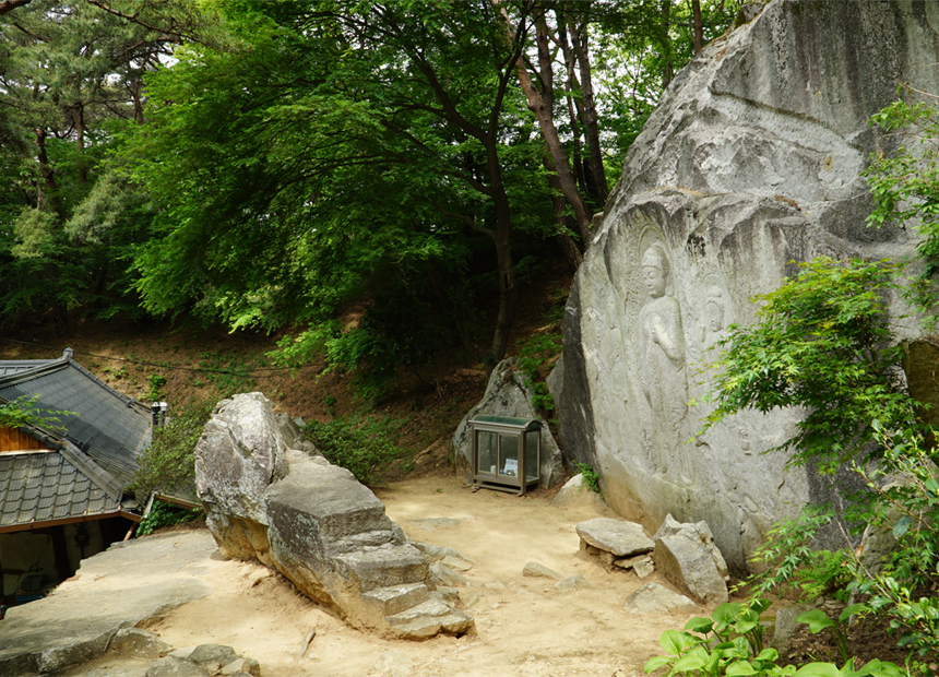 경주 율동 마애여래삼존입상이 있는 암자 주변 풍광