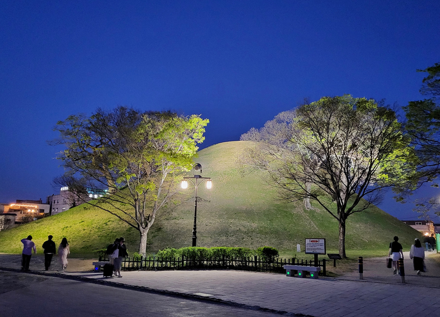 공연이 열리는 봉황대의 밤