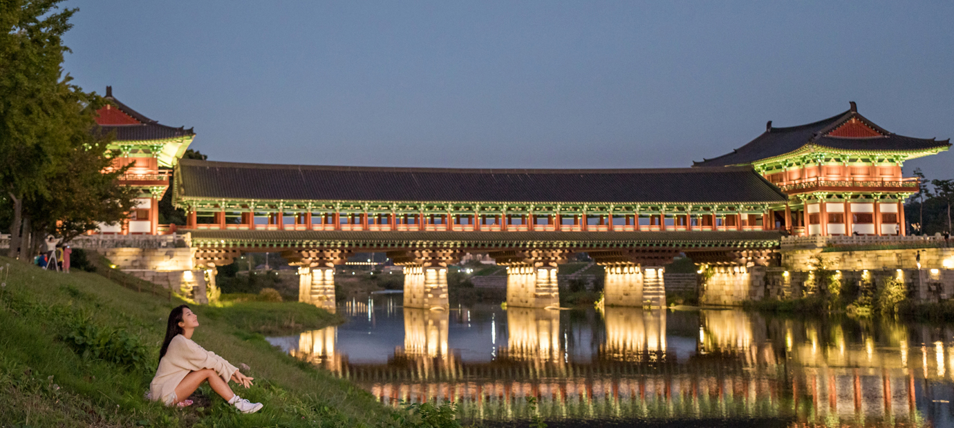 경주 월정교의 빛나는 밤