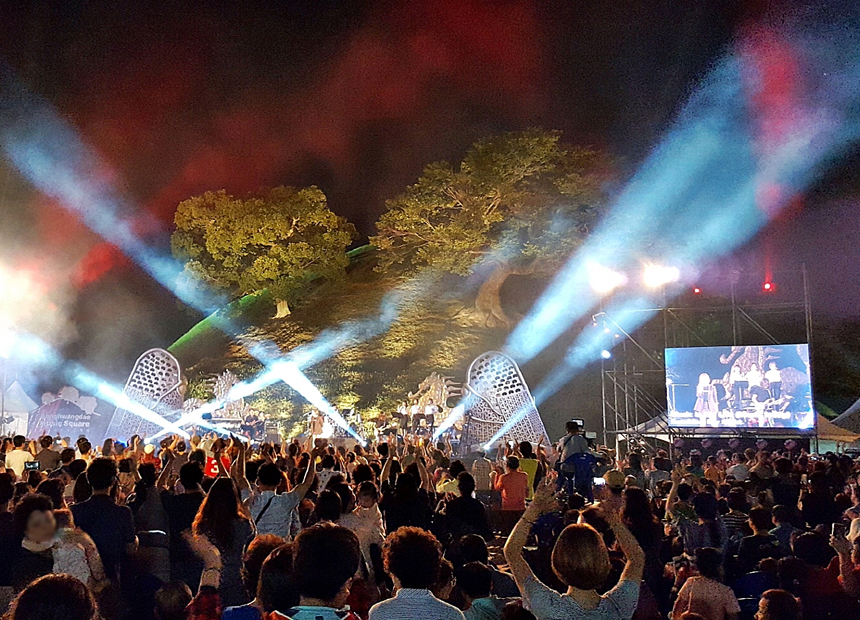 공연이 열리는 봉황대의 밤