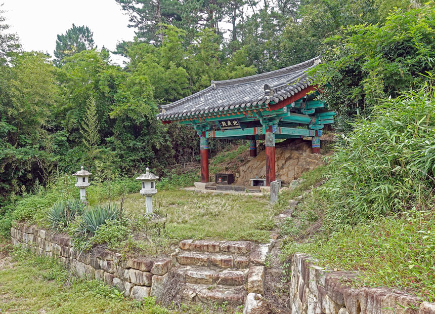 낭산 둘레길_경주 낭산 마애보살삼존좌상