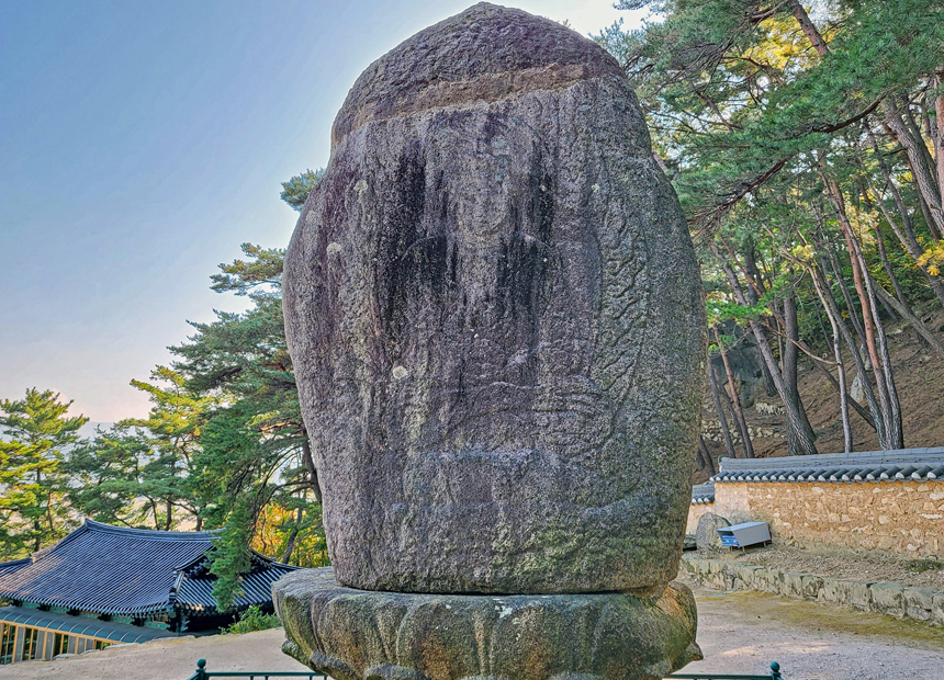 석조여래좌상 뒷면 약사여래불