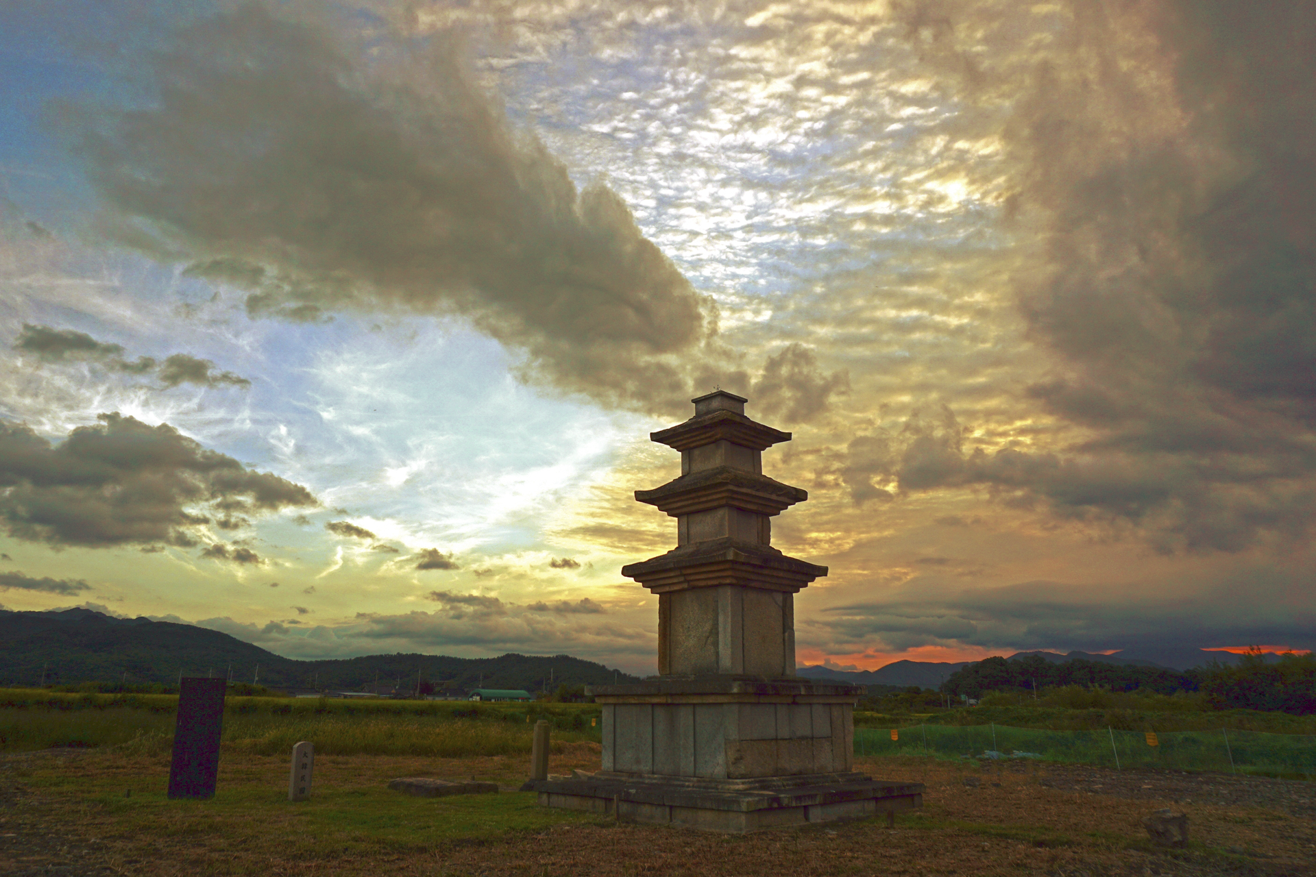 미탄사지 삼층석탑