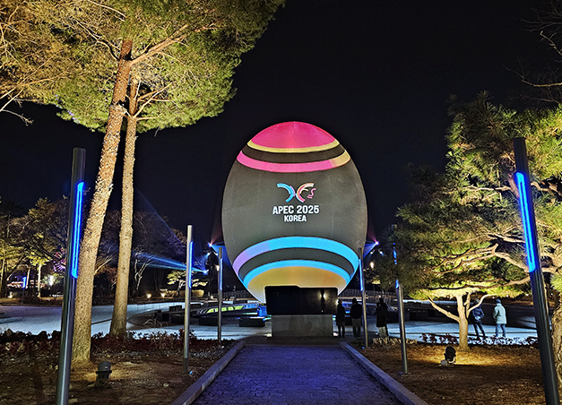 호반광장 알 조형물