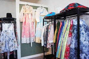 공주마마 내부 사진 - 옷걸이에 한복과 소품들이 나열된 모습