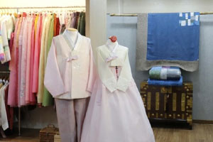 마실 내부 사진 - 마네킹에 남녀한복이 걸려있는 모습