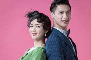 개화기 의상을 입고 등을 맞대고 있는 남녀