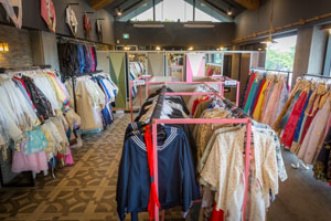 입고놀자 내부 사진 - 옷걸이에 한복이 나열된 모습