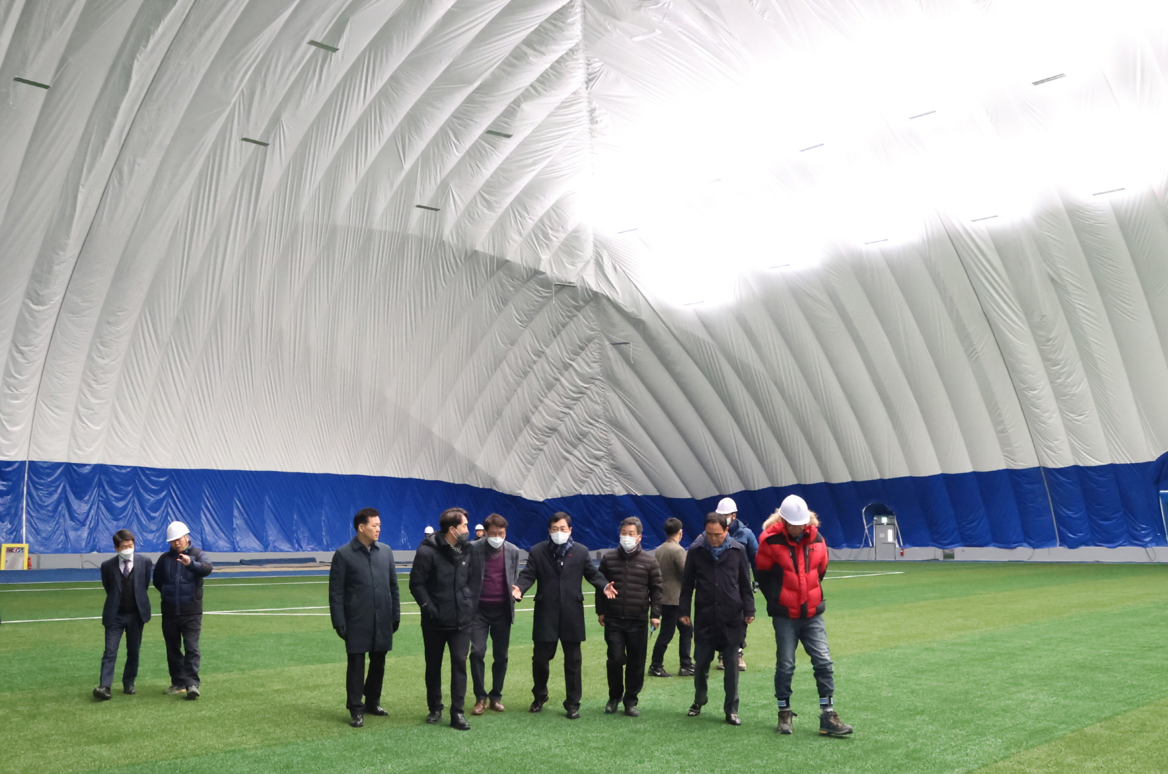 지난 2일 주낙영 경주시장이 다음달 개장을 앞둔 경주 천군동 웰빙센터 內 에어돔 축구훈련장을 찾아 시설을 점검하고 있다