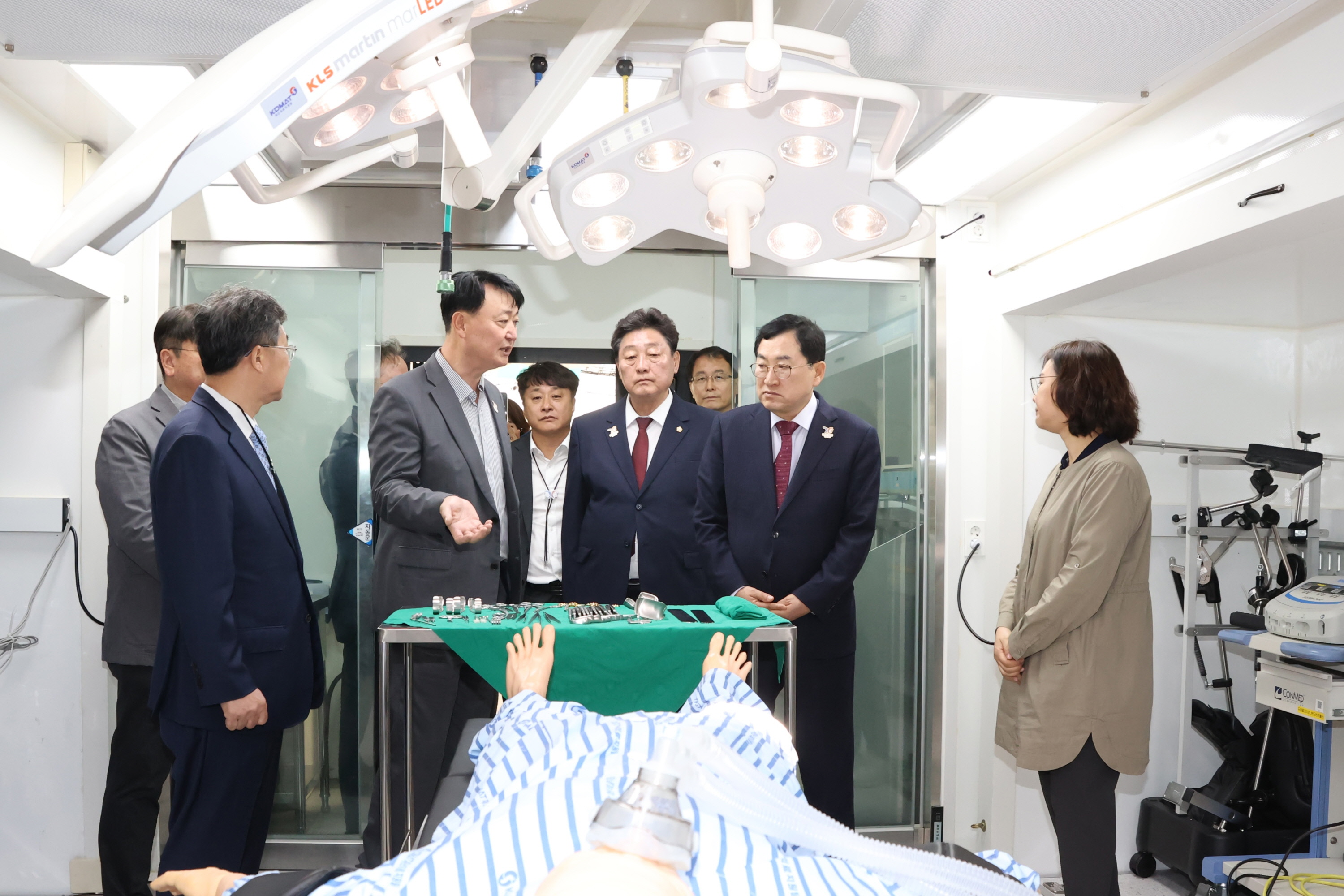 23일, 경주시 황성공원에 설치된 이동형 병원 현장을 방문한 주낙영(우측 두 번째) 경주시장과 이동협(우측 세 번째) 경주시의장이 CT 장비와 응급실 모듈 등을 둘러보고 있다.