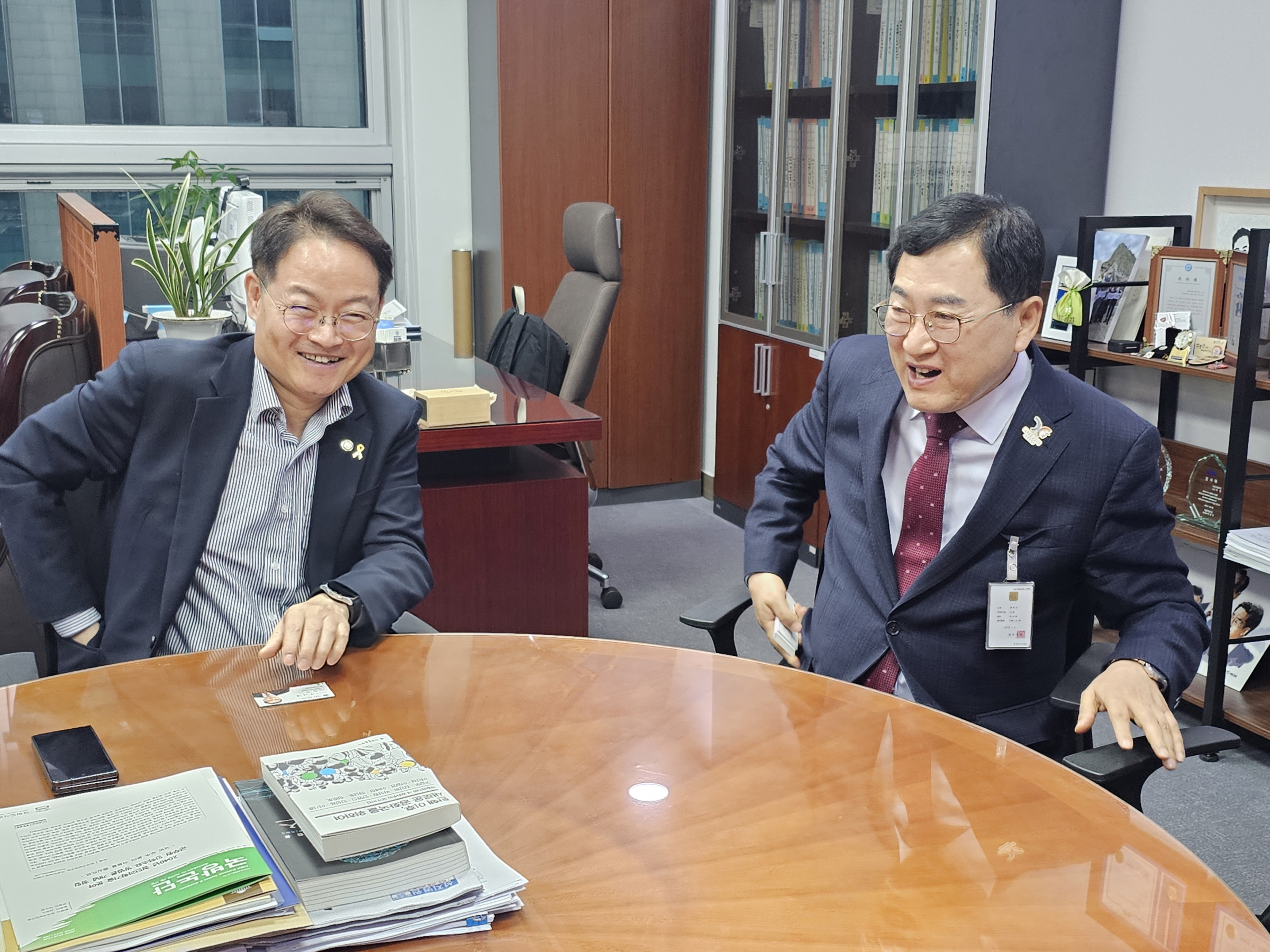 주낙영 경주시장이 지난달 17일 서울 여의도 국회의원회관에서 허영(왼쪽) 국회의원과 만나 2025 APEC 정상회의 준비와 관련한 지역 현안과 국비 지원 방안에 대해 논의하고 있다.