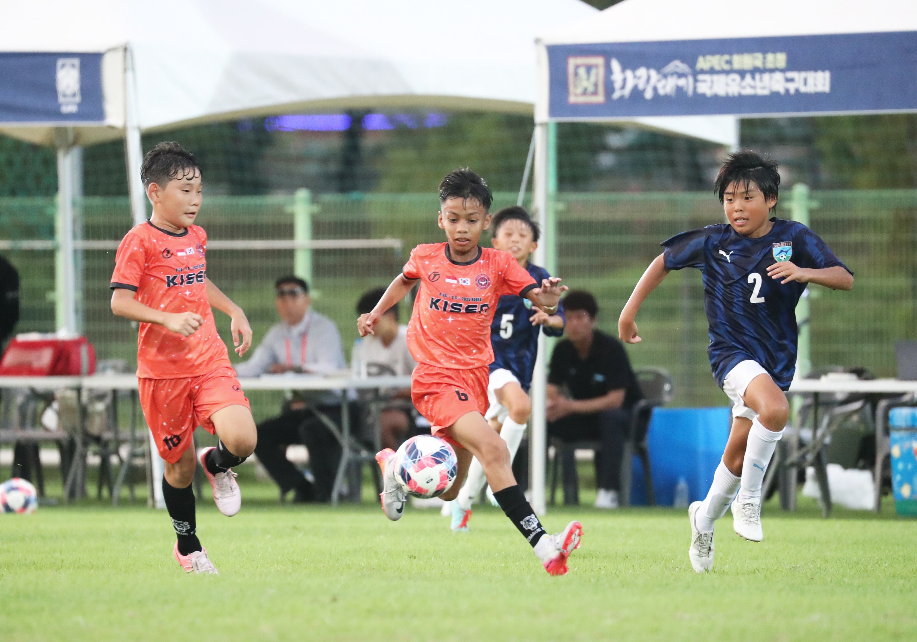 지난 2일 경주시 축구공원에서 열린 ‘2025 APEC 회원국 초청 화랑대기 국제 유소년 축구대회’에서 양 팀 선수들이 치열하게 드리블 경합을 벌이고 있다.