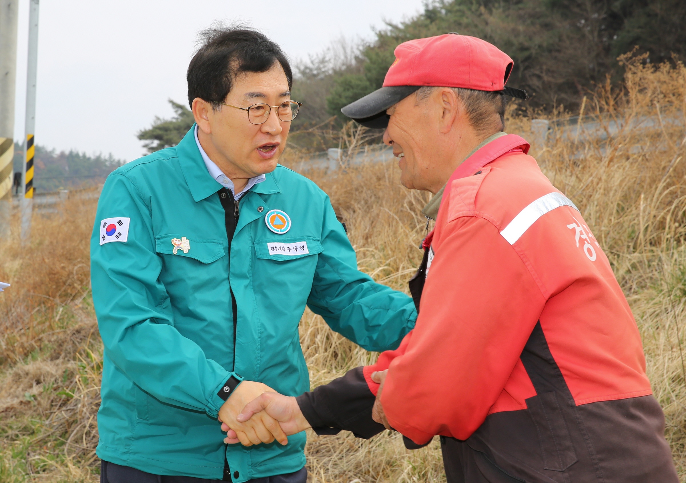 주낙영 경주시장이 산불 예방 현장을 찾아 대원과 악수하며 격려하고 있는 모습.