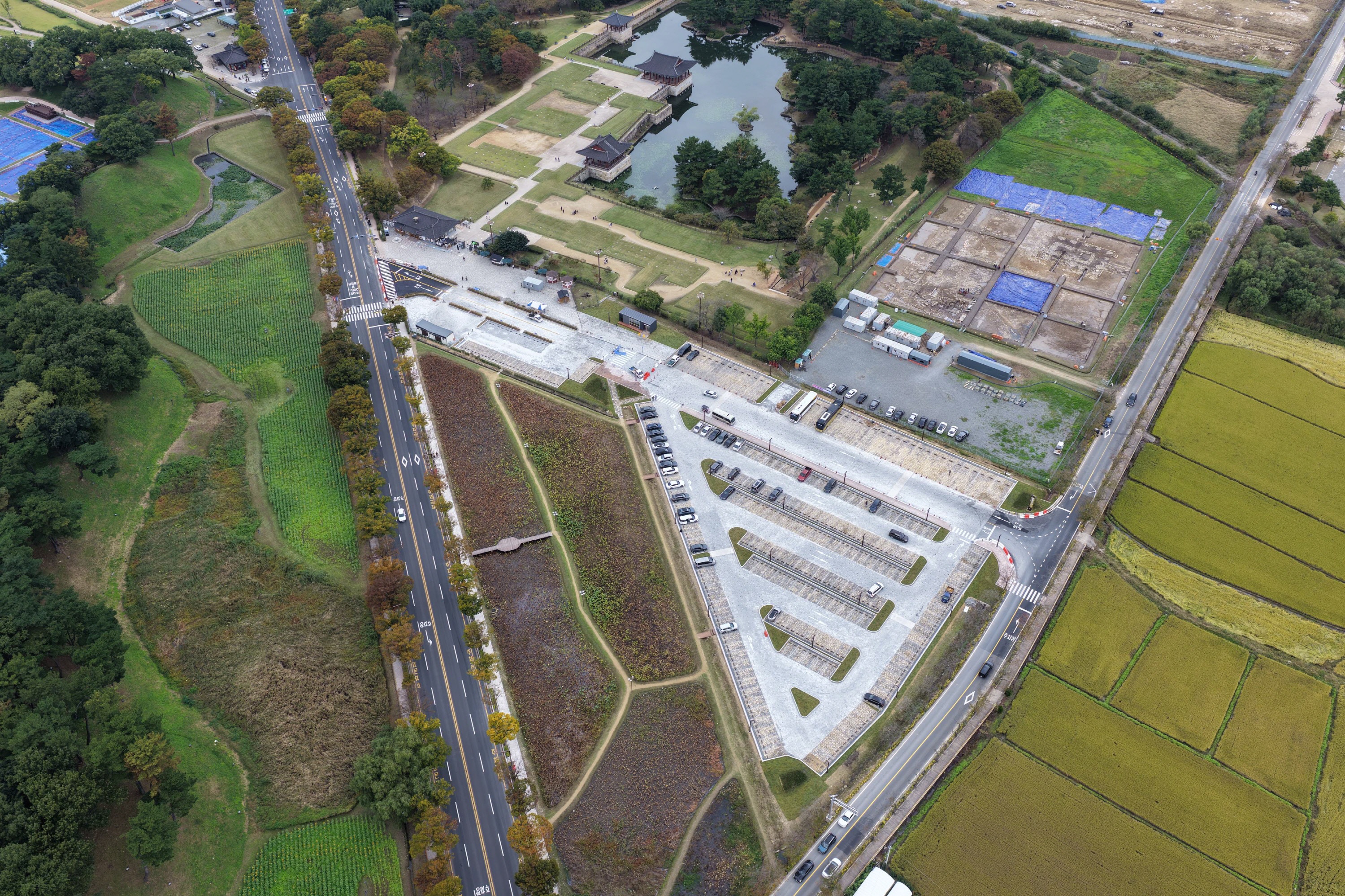 정비를 마친 동궁과 월지 임시주차장 모습