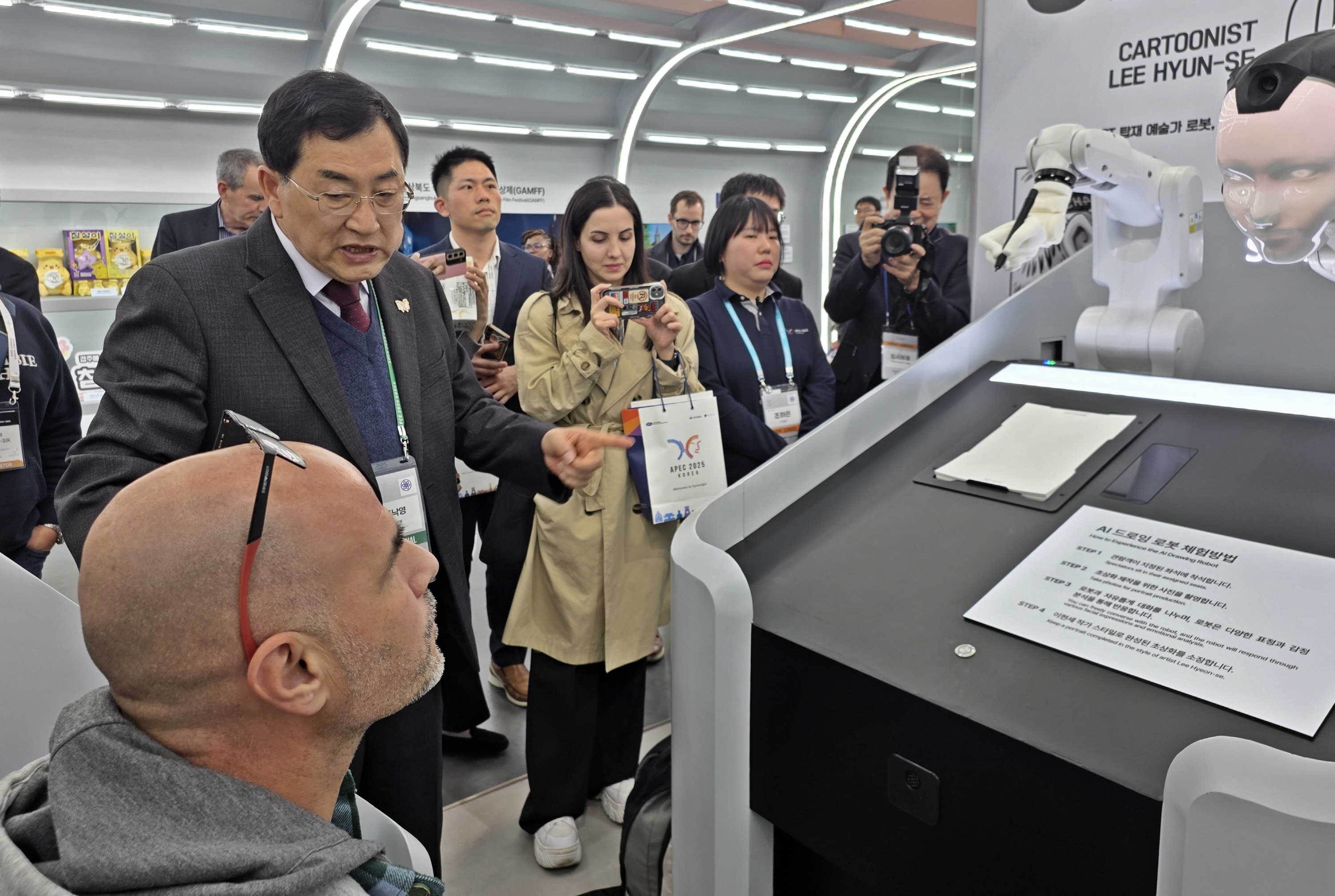 주낙영 경주시장이 29일 경주 엑스포대공원 APEC경제전시관을 방문한 해외 투자자단에게 전시관 내 첨단 로봇 기술을 소개하고 있다.