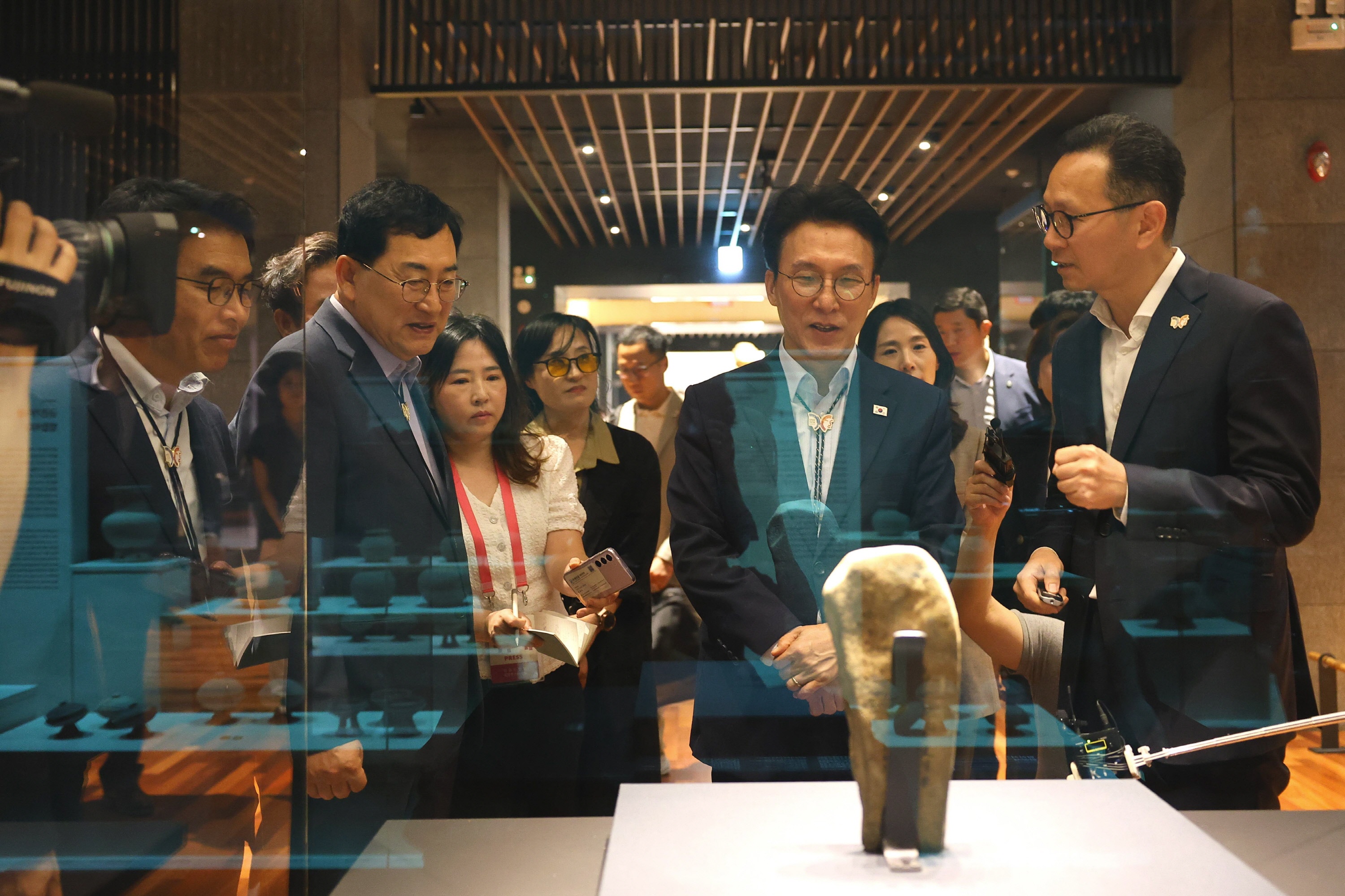 APEC 정상회의 점검을 위해 지난 7월 국립경주박물관을 찾은 김민석 국무총리(오른쪽 두번째)가 주낙영 경주시장(왼쪽 두번째)와 전시실을 둘러보고 있다.