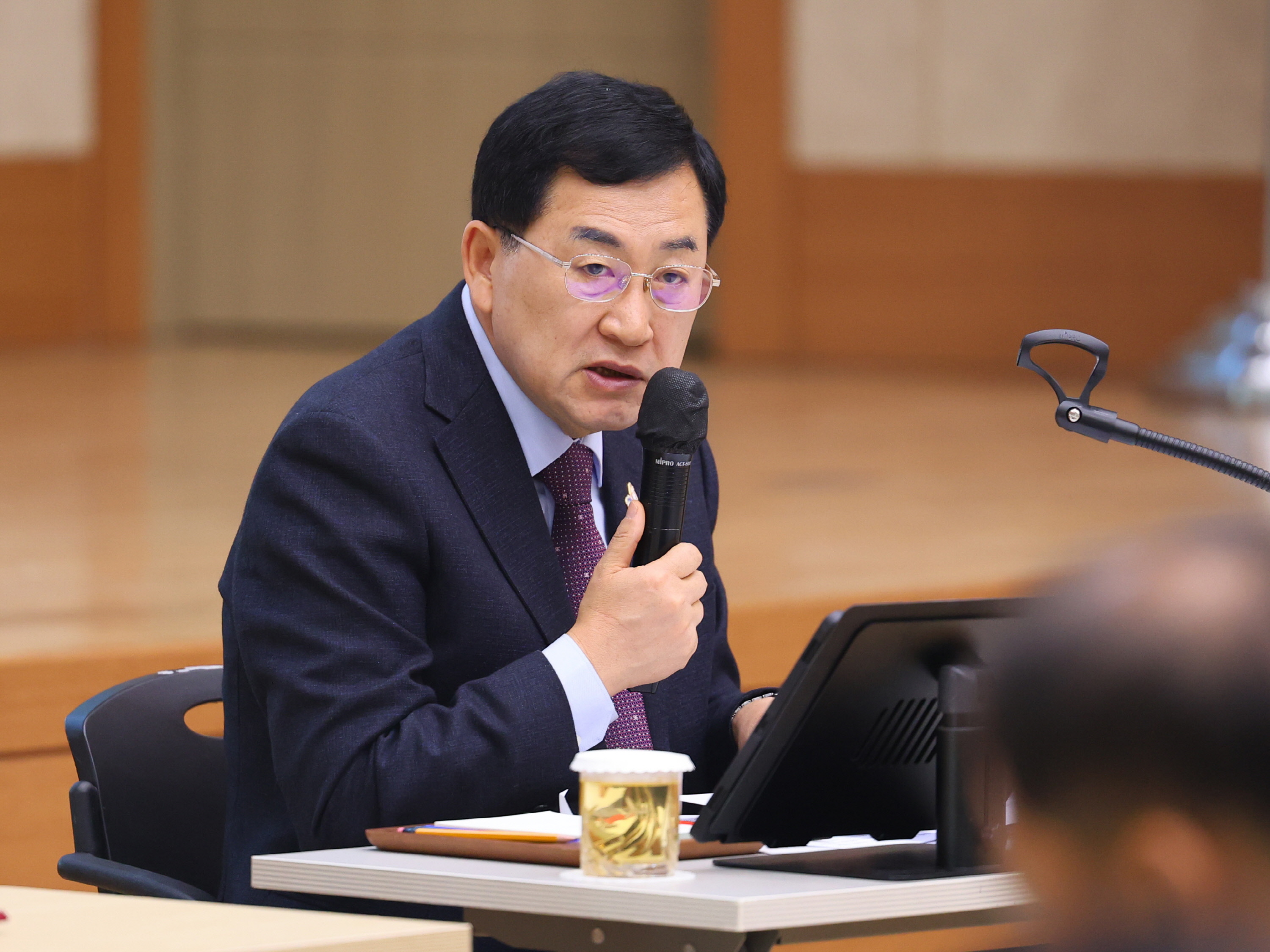 경주시 주낙영 시장이 24일 오전 시청에서 열린 확대간부회의에서 주요 현안과 연말 행사 추진 상황을 점검하며 발언하고 있다.