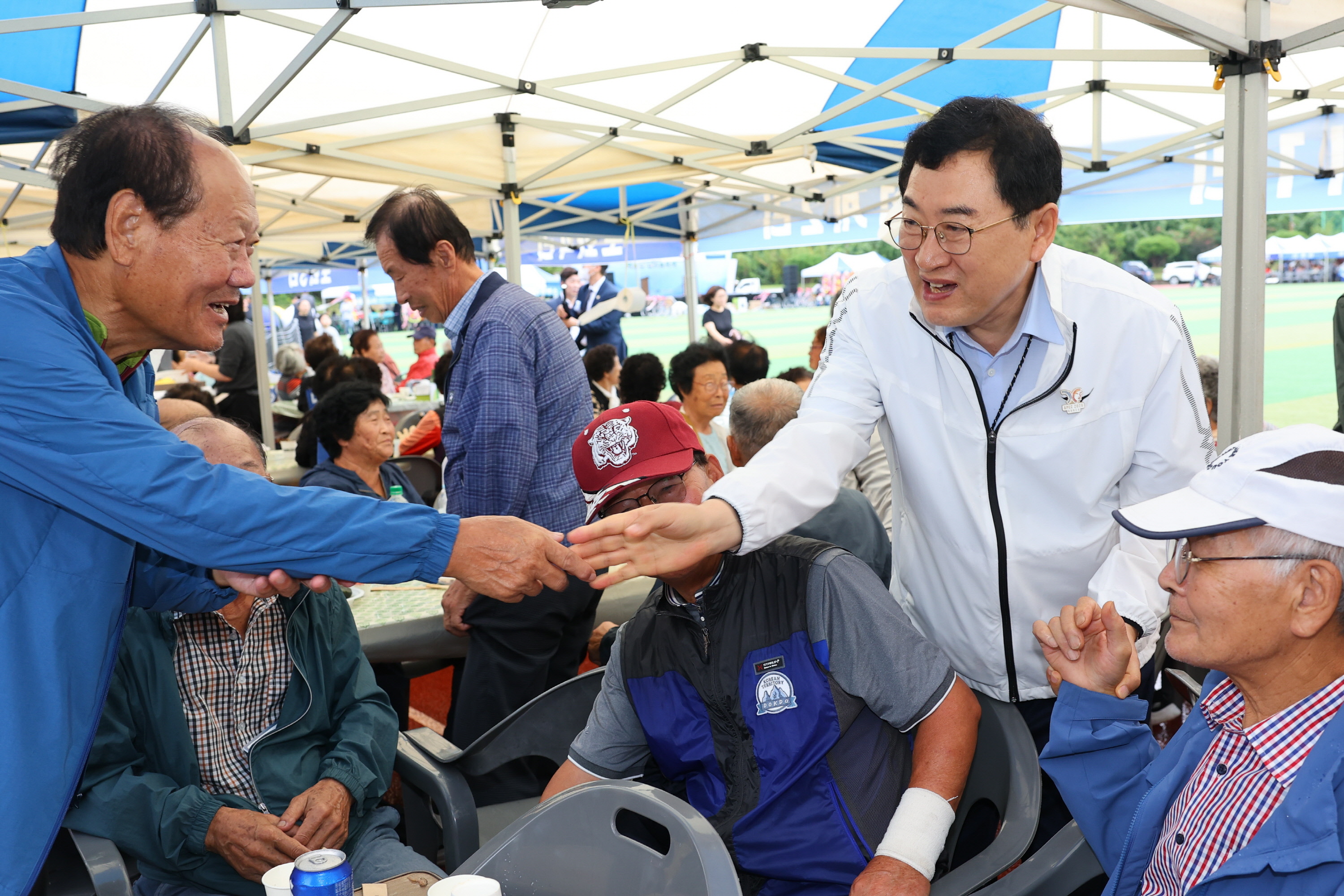 주낙영 시장이 지역 어르신들과 인사를 나누며 민생 현장의 의견을 듣고 있다.