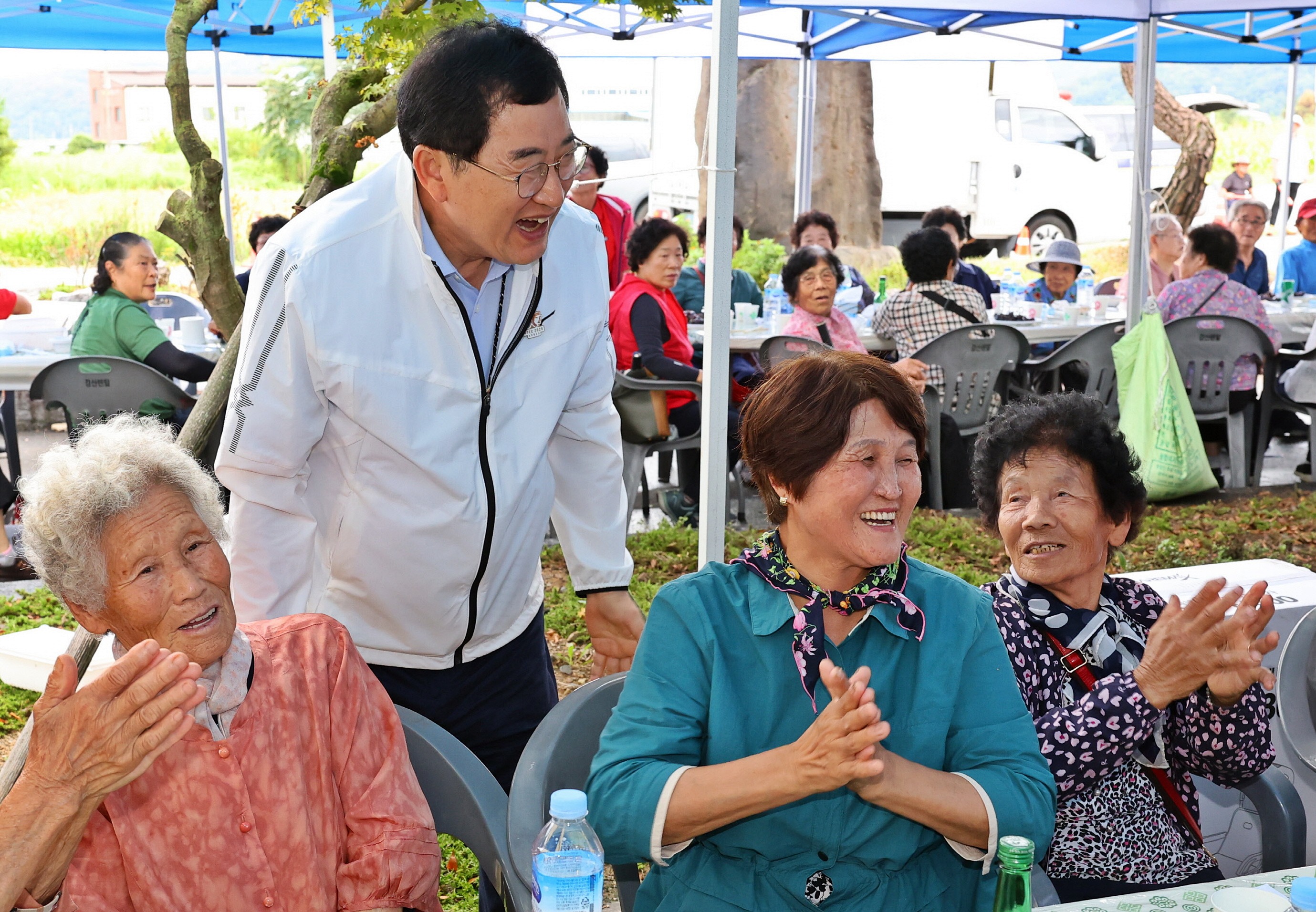 경주시가 의료·요양·돌봄 통합지원체계 구축에 나선 가운데, 한 야외 행사장에서 주낙영 경주시장이 지역 어르신들과 인사를 나누고 있다.