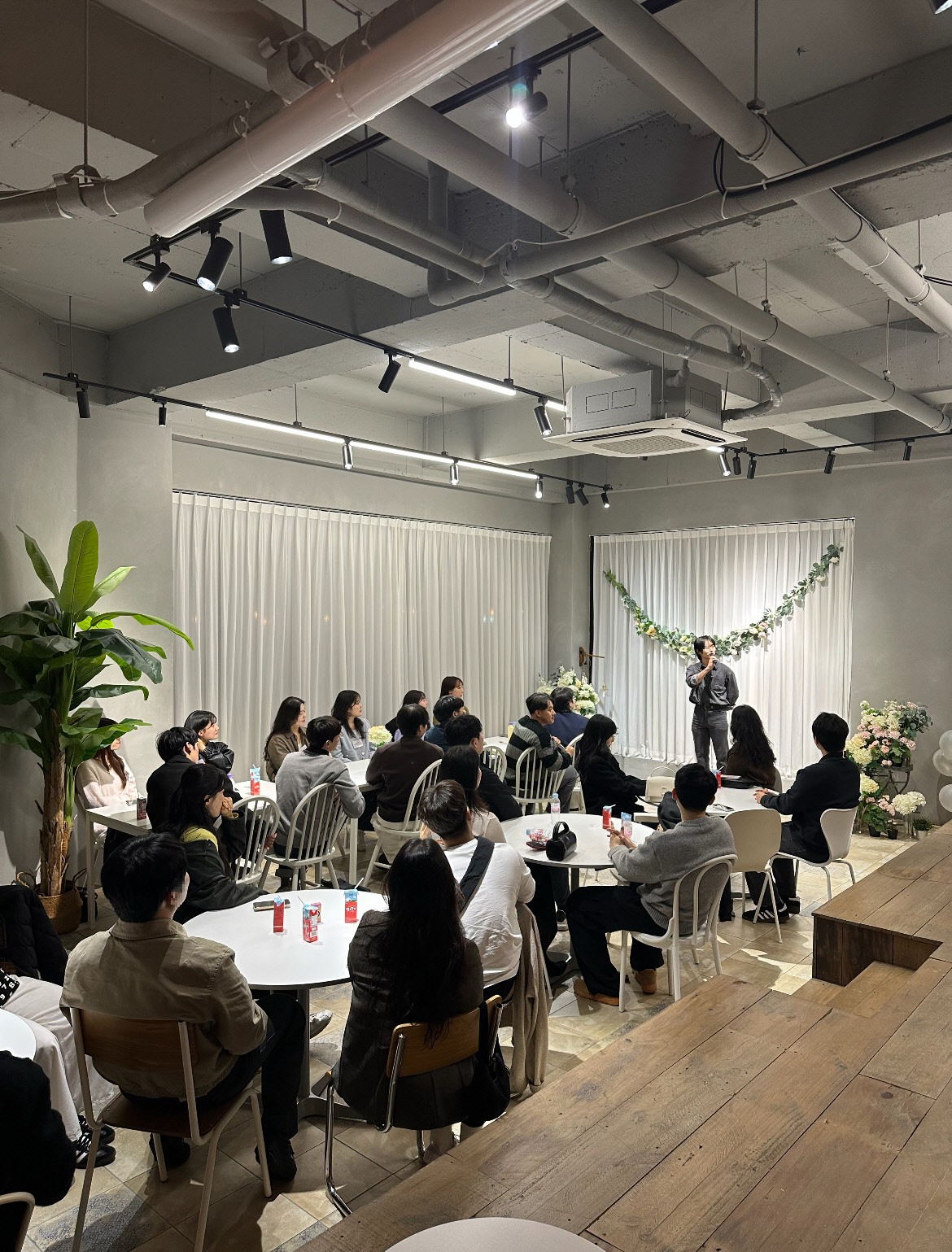 ‘설렘여행 in 경주’ 행사에 참가한 미혼 남녀들이 레크리에이션 프로그램을 통해 서로 소통하는 모습