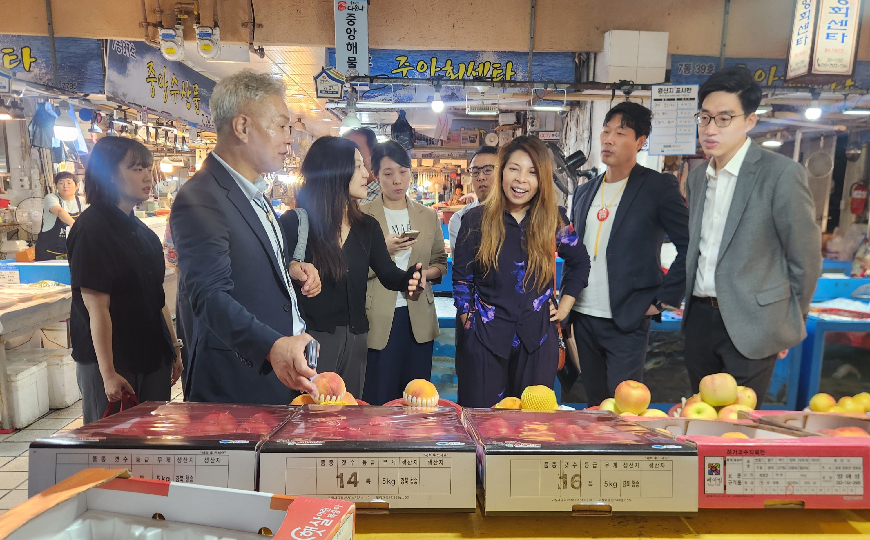 윈섬 아우 홍콩경제무역 수석대표가 18일 경주 전통시장을 방문해 현장을 둘러보고 있다(오른쪽에서 세번째 윈섬 아우 수석대표).jpg