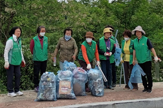 경주시 보덕동 새마을부녀회 회원 10여 명은 19일 환경정비를 마친 후 기념촬영을 하고 있다