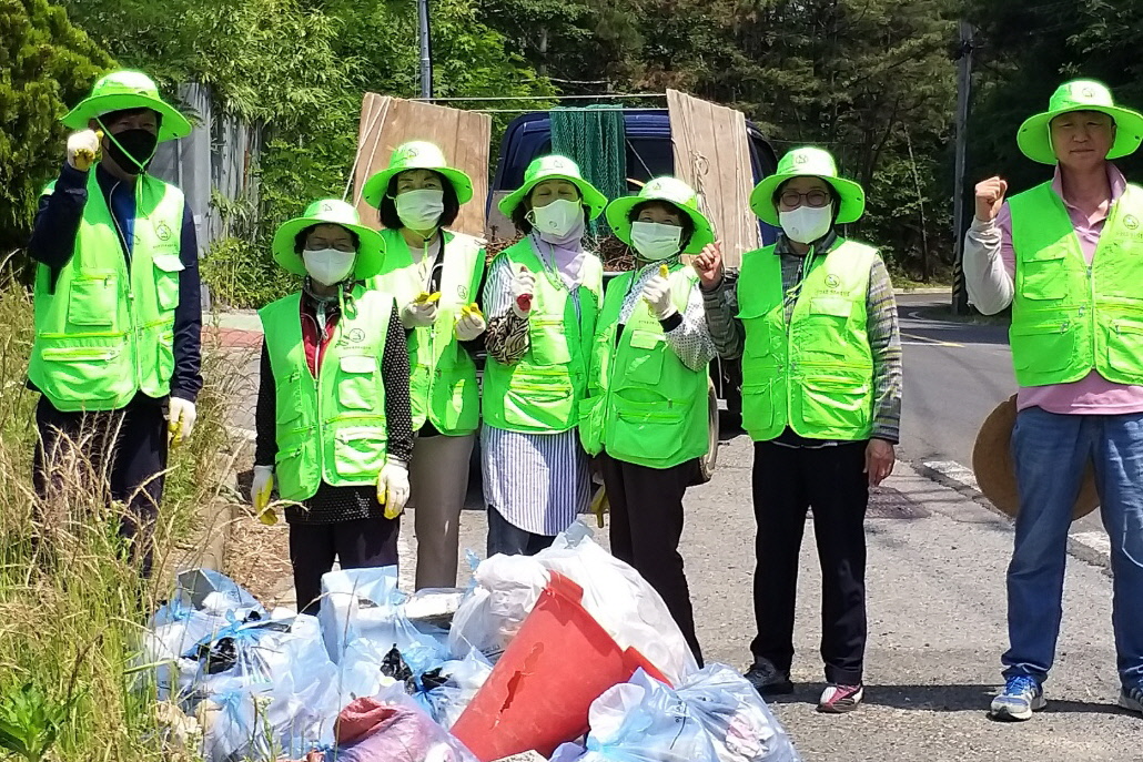 경주시 보덕동 자연보호협의회 회원들은 9일 손곡동 일대 도로변에서 환경정화활동을 실시한 후 기념촬영을 하고 있다