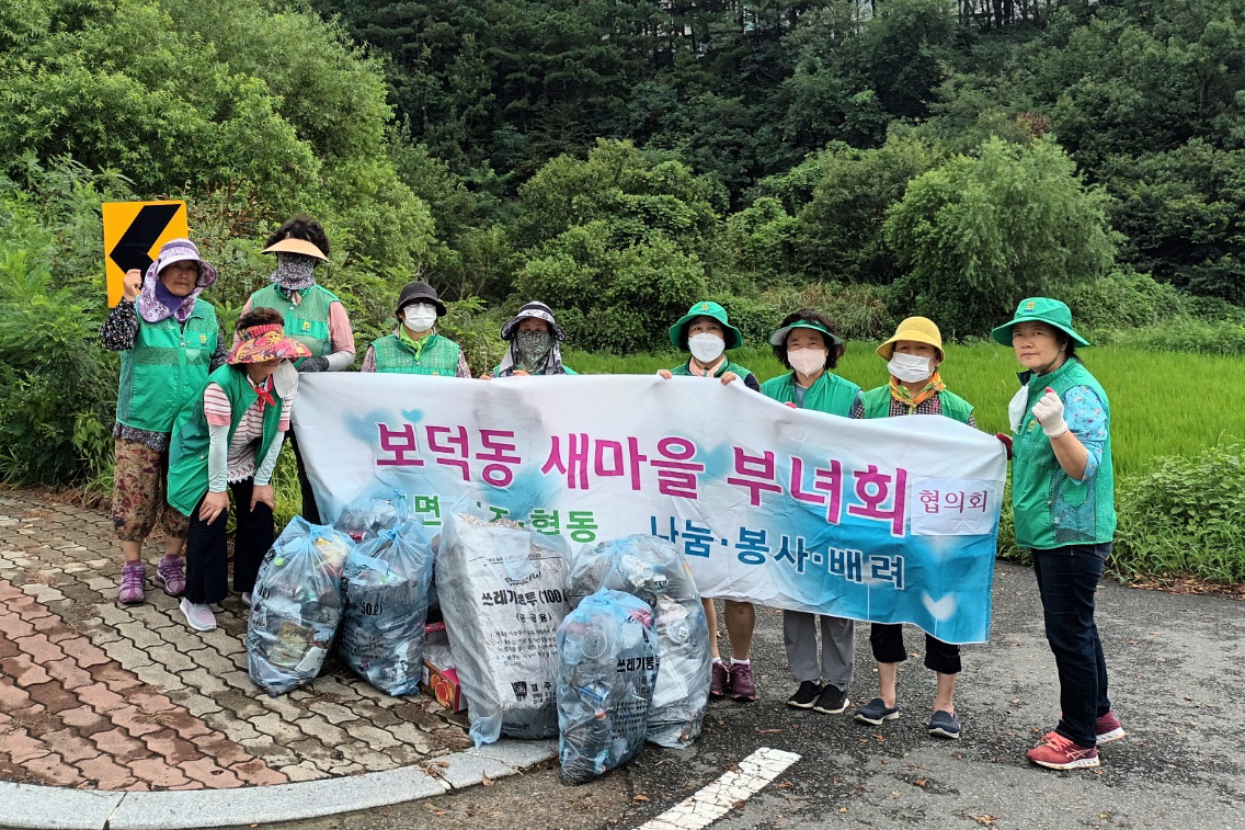 경주시 보덕동 새마을부녀회원들은 17일 북군동 일원에서 환경정비를 마친 후 기념촬영을 하고 있다