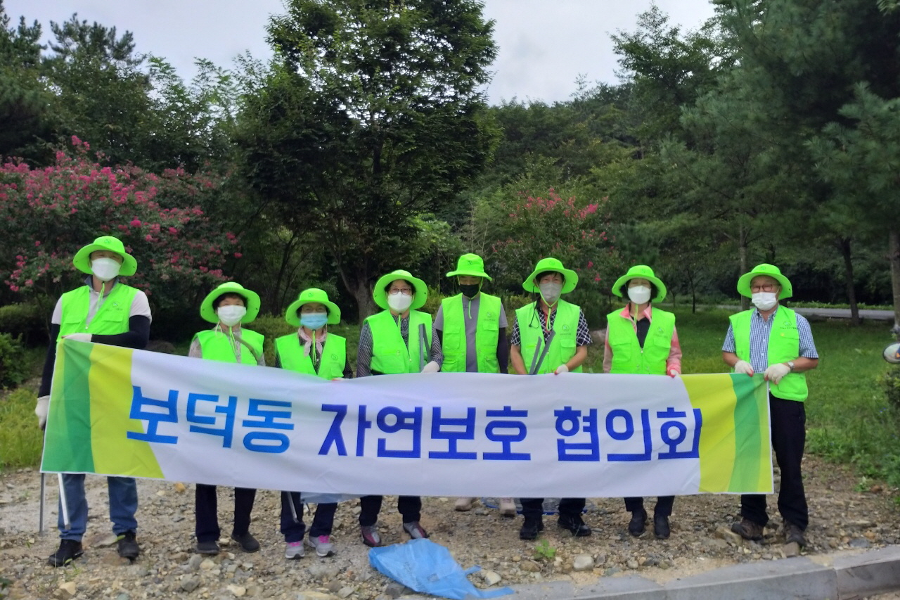 경주시 보덕동 자연보호협의회 회원들이 1일 민족 고유의 명절인 추석을 맞아 손곡동 진입로 대청소를 진행하기 전에 기념촬영을 하고 있다