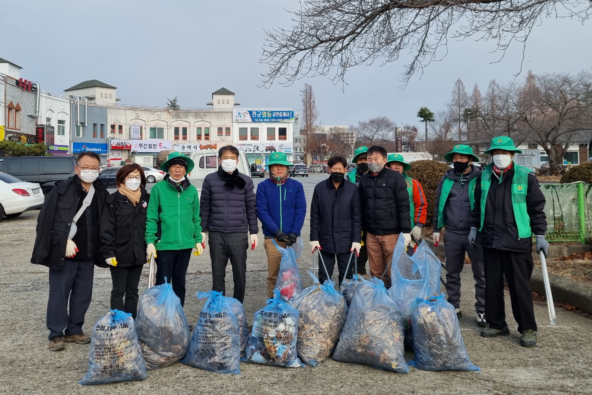 10. 경주시 보덕동 새마을지도자협의회, 22일 천군동 일대에서 환경정비 활동 전개한 후 기념촬영하고 있는 모습