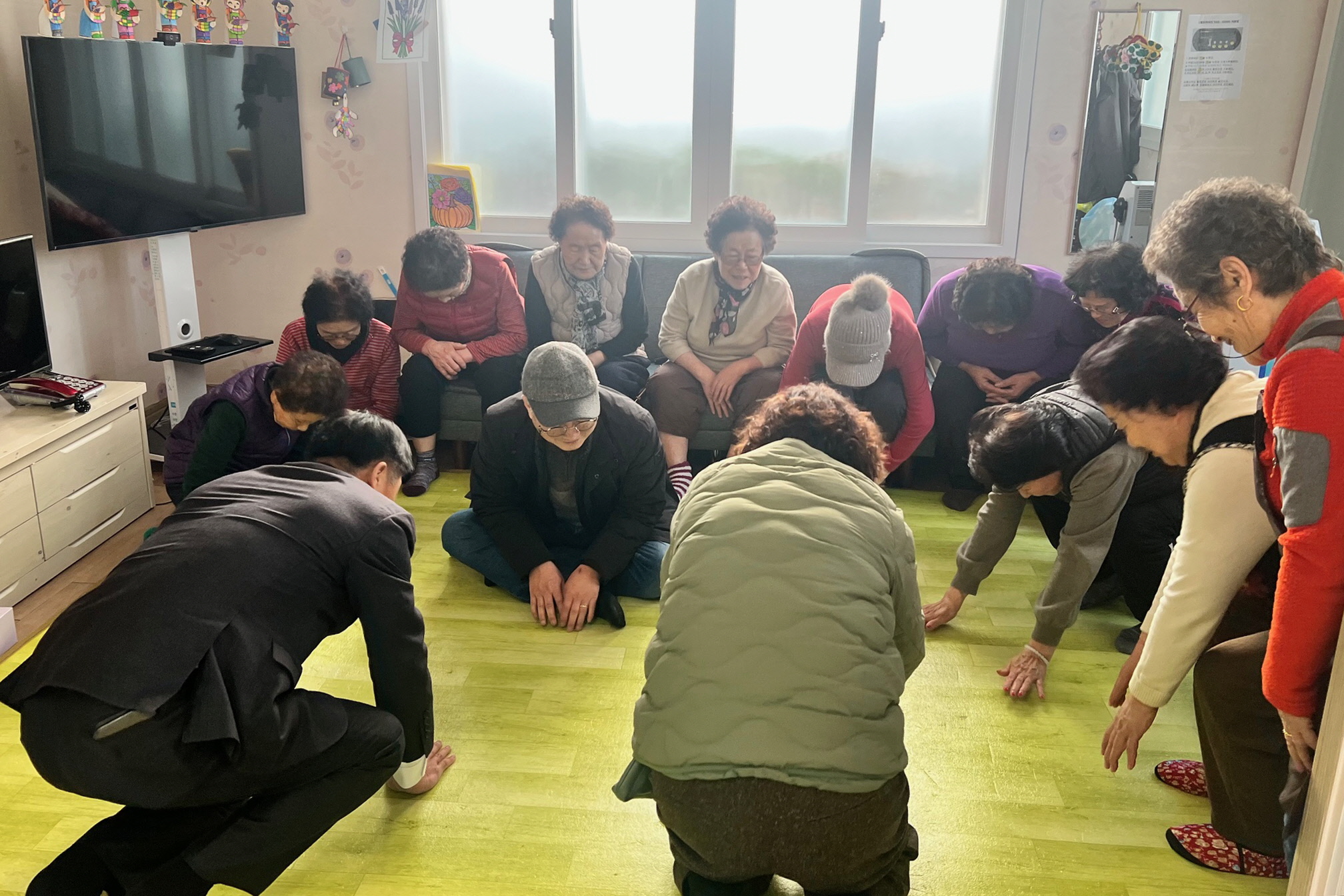 5-1. 황성동)신임 황성동장 경로당 방문 부임 인사 사진.jpg