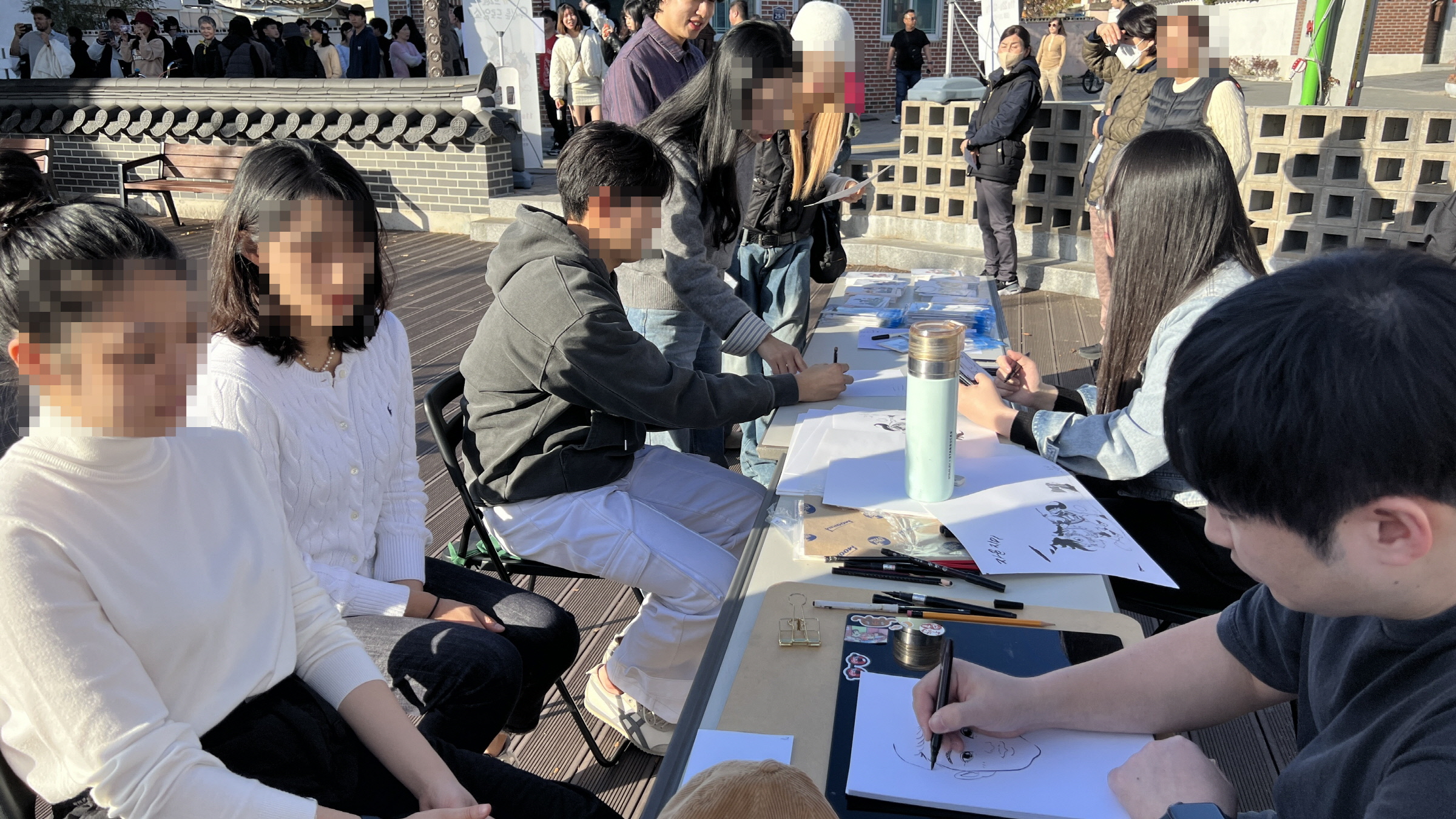 4-2. 22일 웹툰 작가들이 방문객들의 얼굴을 묘사해 캐리커처를 그리고 있다..jpg