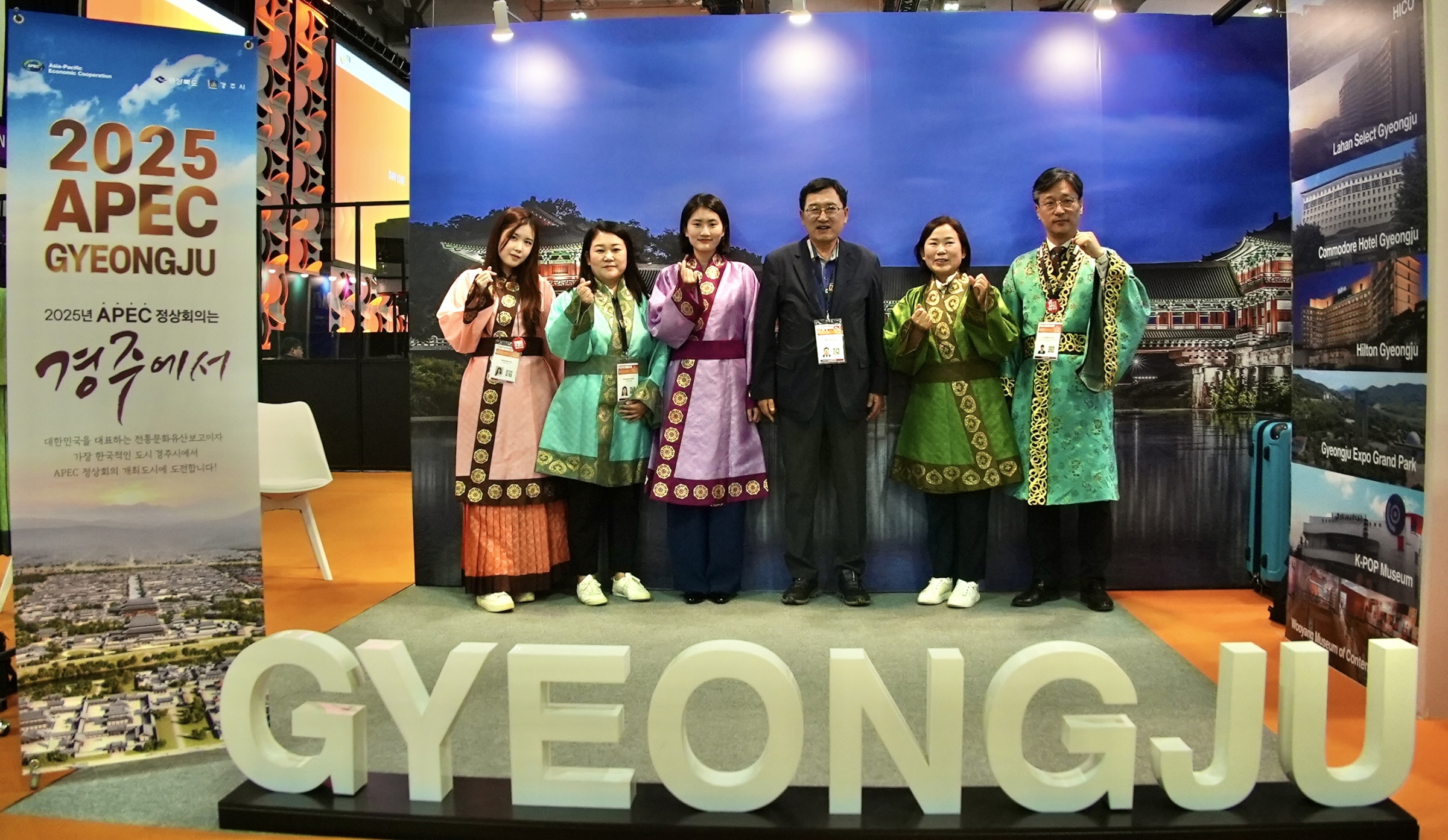 1-2. 주낙영 시장을 비롯한 시 관계자들이 25일 싱가포르에서 열리는 ITB Asia 2023 박람회에 참가해 경주 홍보부스 앞에서 기념촬영을 하고 있다.jpg
