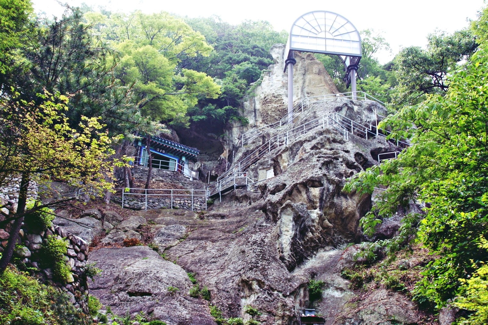 밑에서 바라본 골굴사 전경