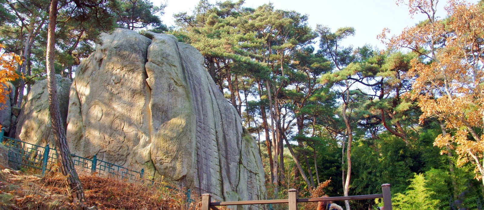 마애불상군을 아래에서 위로 쳐다본 모습