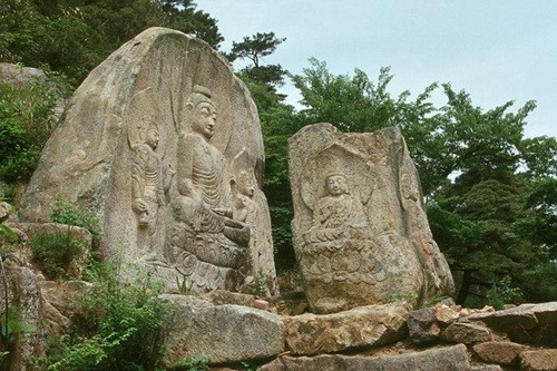 병풍바위의 삼존불