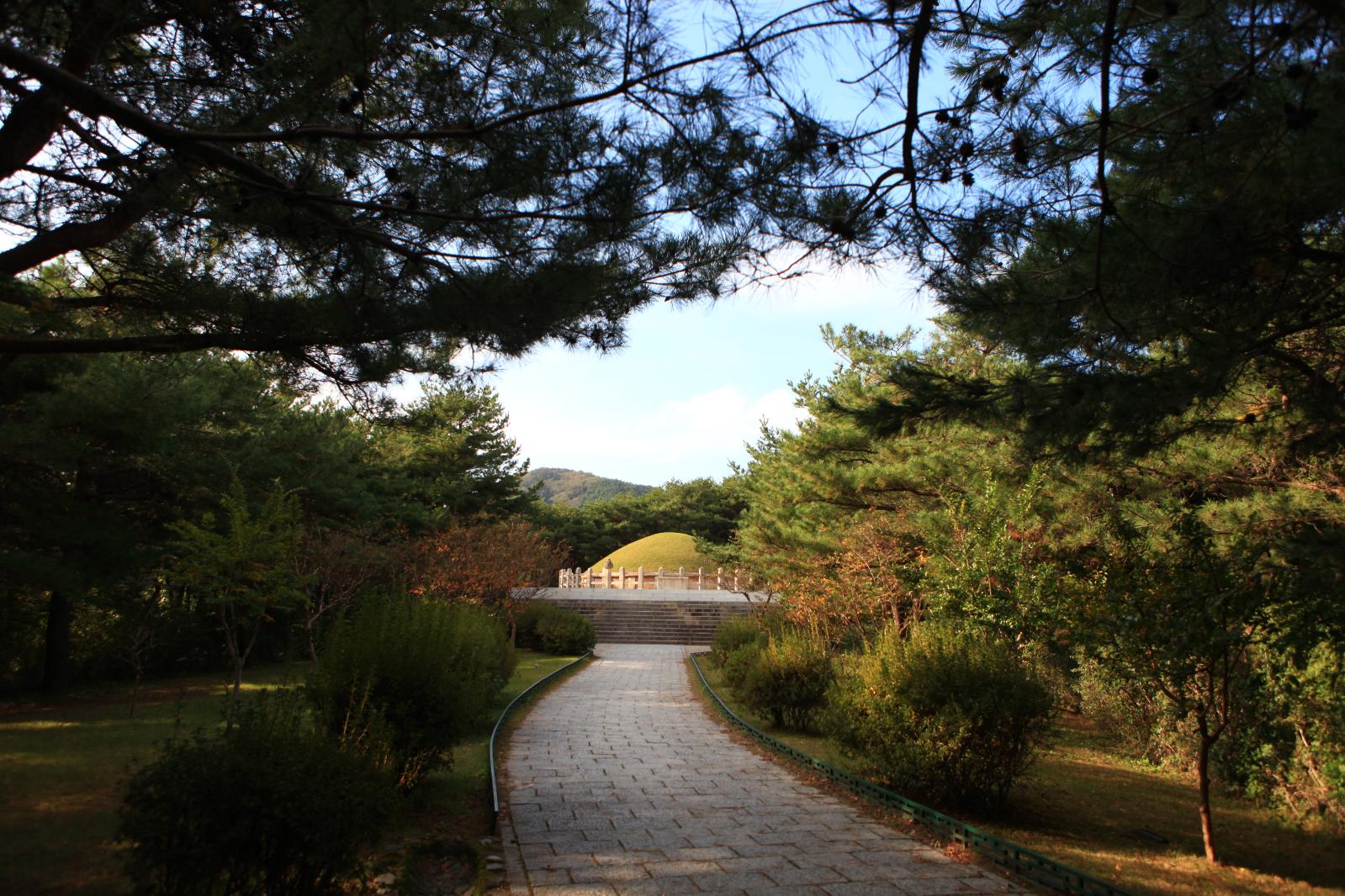 김유신장군묘