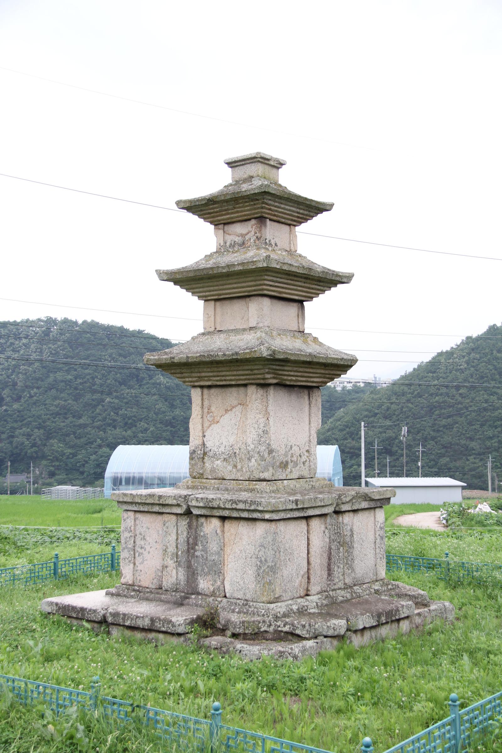 월성용명리삼층석탑