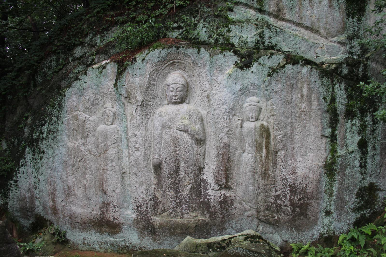 율동마애여래삼존입상
